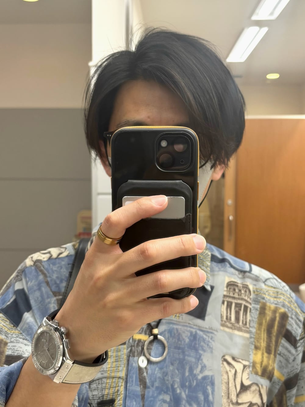 その他のシャツ/ブラウス、ベージュ系のチノパンツ、ブラック系のサンダルを着用したメンズの夏コーディネートの4枚目の写真