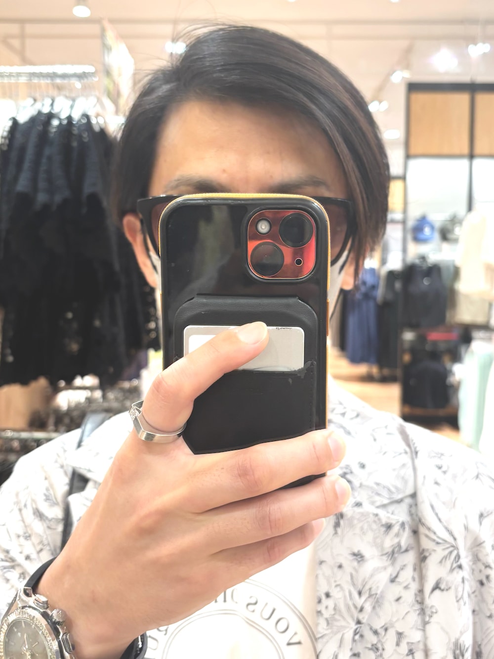 ホワイト系のTシャツ/カットソー、グレー系のシャツ/ブラウス、ブラック系のデニムパンツを着用したメンズの夏コーディネートの4枚目の写真