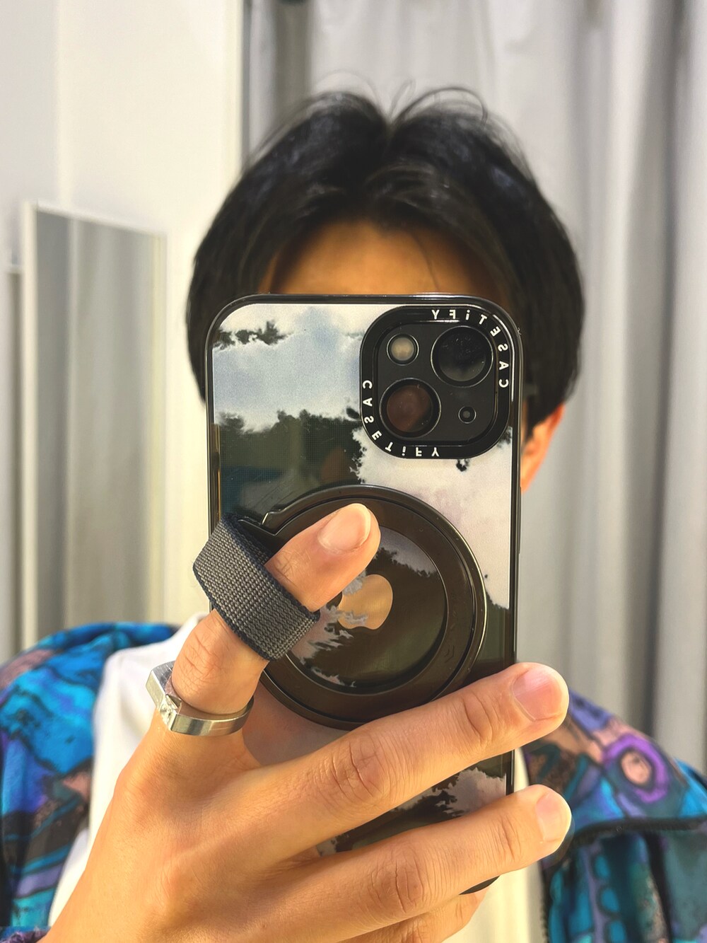 ブラック系のデニムパンツ、ホワイト系のシャツ/ブラウス、その他のブルゾンを着用したメンズの春コーディネートの4枚目の写真