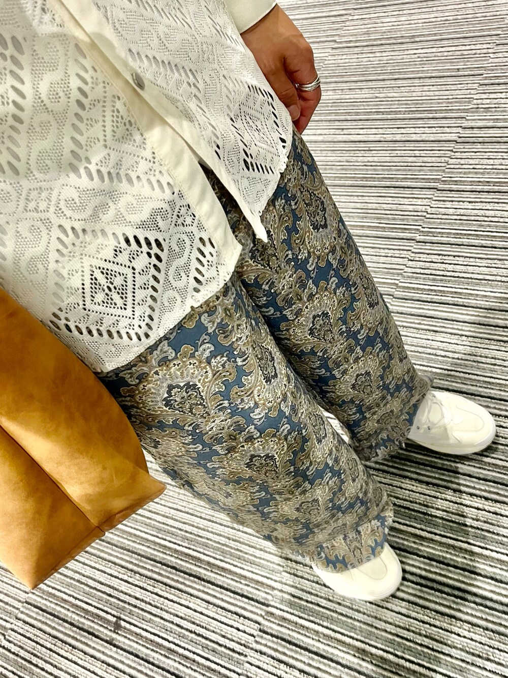 ホワイト系のシャツ/ブラウス、ベージュ系のネクタイ、ブラウン系のショルダーバッグを着用したメンズの春コーディネートの3枚目の写真