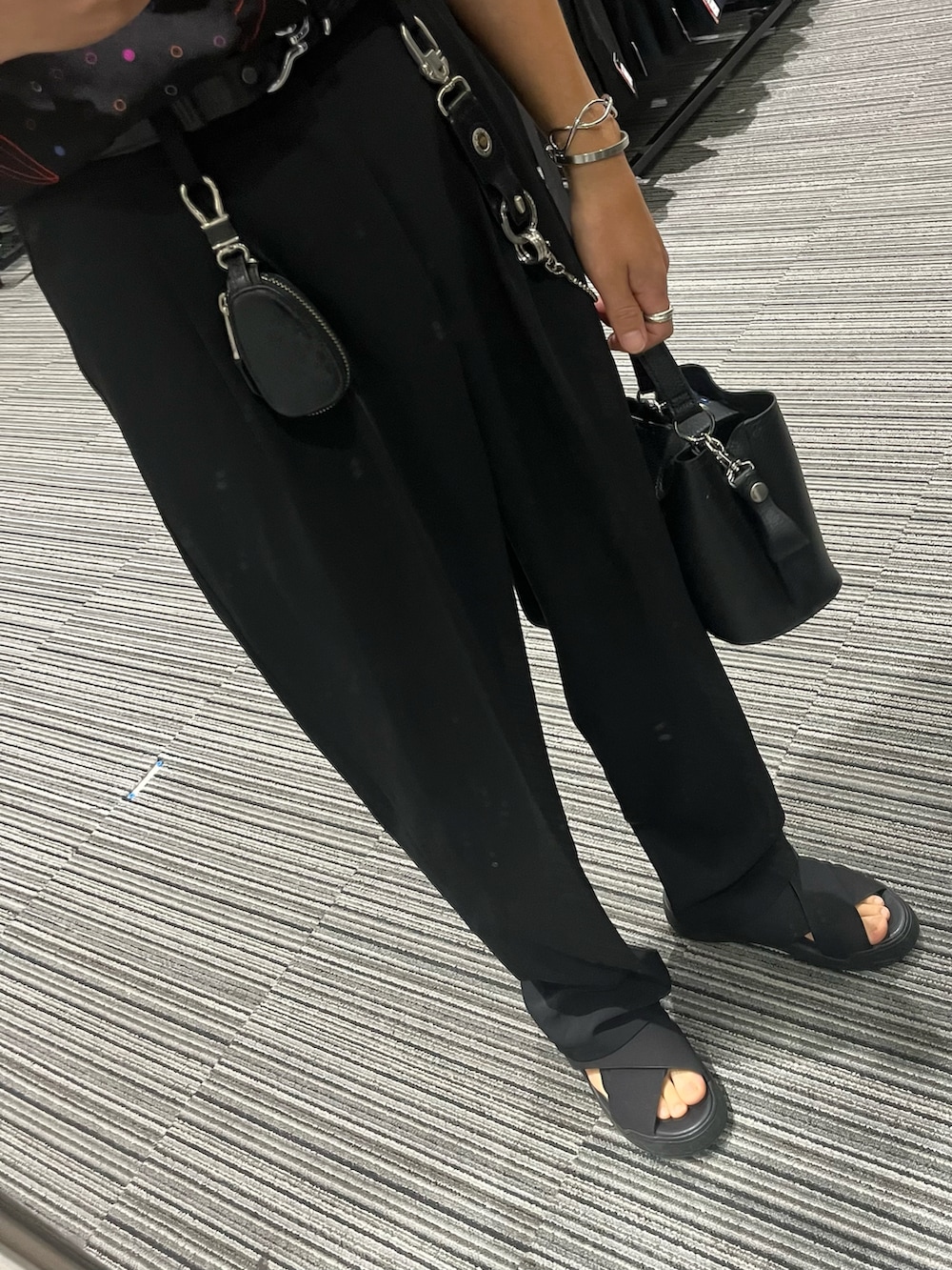 ブラック系のスラックス、ブラック系のサンダル、ブラック系のショルダーバッグを着用したメンズの夏コーディネートの3枚目の写真