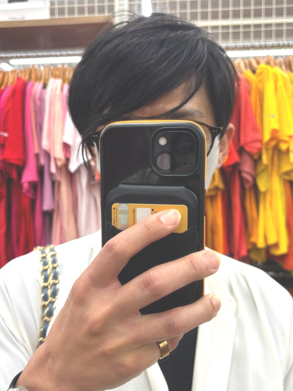 ブルー系のショルダーバッグ、ベージュ系のパンツ、ホワイト系のシャツ/ブラウスを着用したメンズの夏コーディネートの4枚目の写真