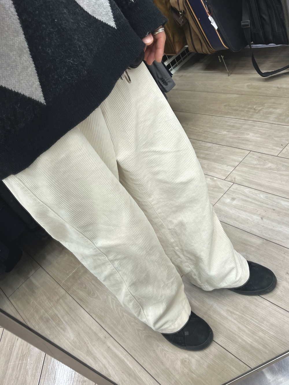 ホワイト系のパンツ、ブラック系のスニーカー、ホワイト系のニット/セーターを着用したメンズの冬コーディネートの3枚目の写真