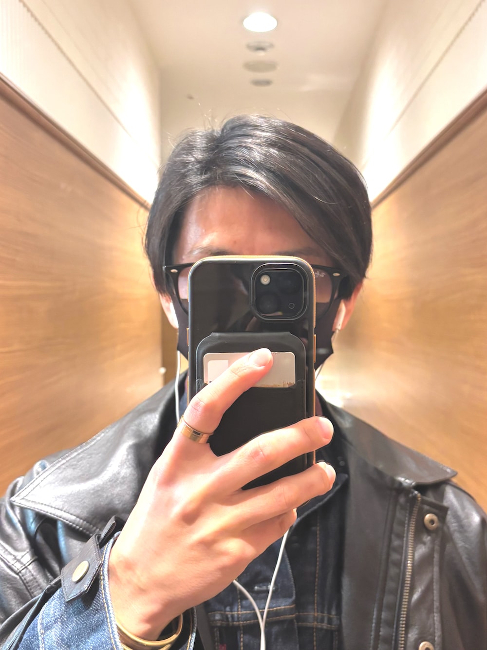 ブラック系のブルゾン、ホワイト系のパンツ、ブラック系のローファーを着用したメンズの春コーディネートの4枚目の写真