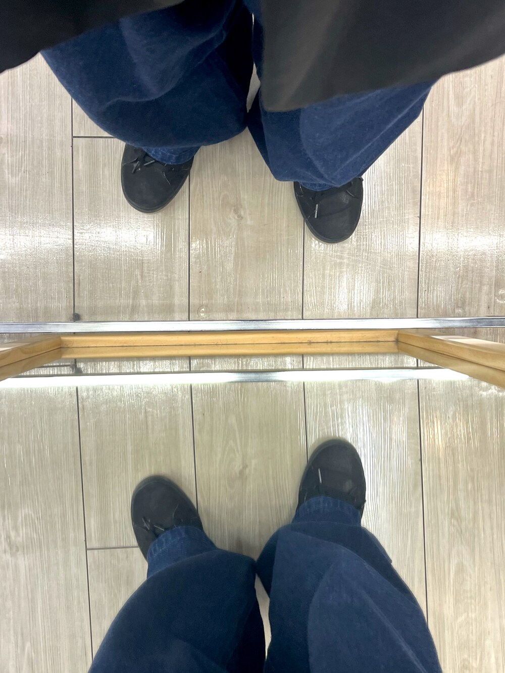 ブルー系のデニムパンツ、ブラック系のスニーカー、ピンク系のシャツ/ブラウスを着用したメンズの春コーディネートの5枚目の写真