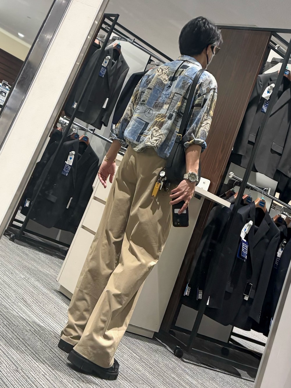 その他のシャツ/ブラウス、ベージュ系のチノパンツ、ブラック系のサンダルを着用したメンズの夏コーディネートの2枚目の写真