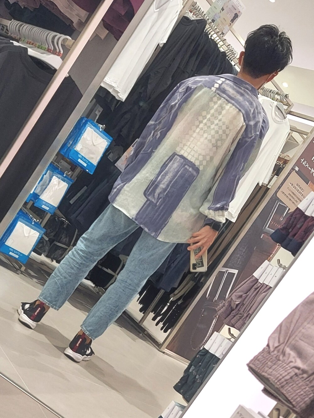 ブラック系のサンダルを着用したメンズの夏コーディネートの2枚目の写真