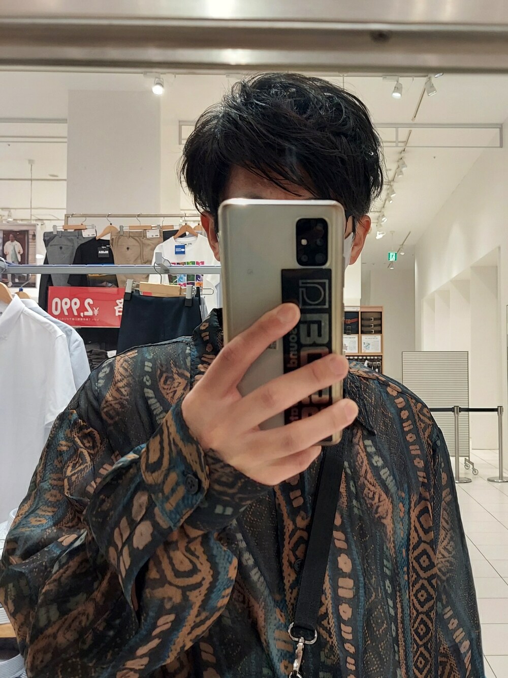 ブラック系のスラックス、ブラック系のスニーカー、ブラック系のボディバッグ/ウエストポーチを着用したメンズの夏コーディネートの4枚目の写真