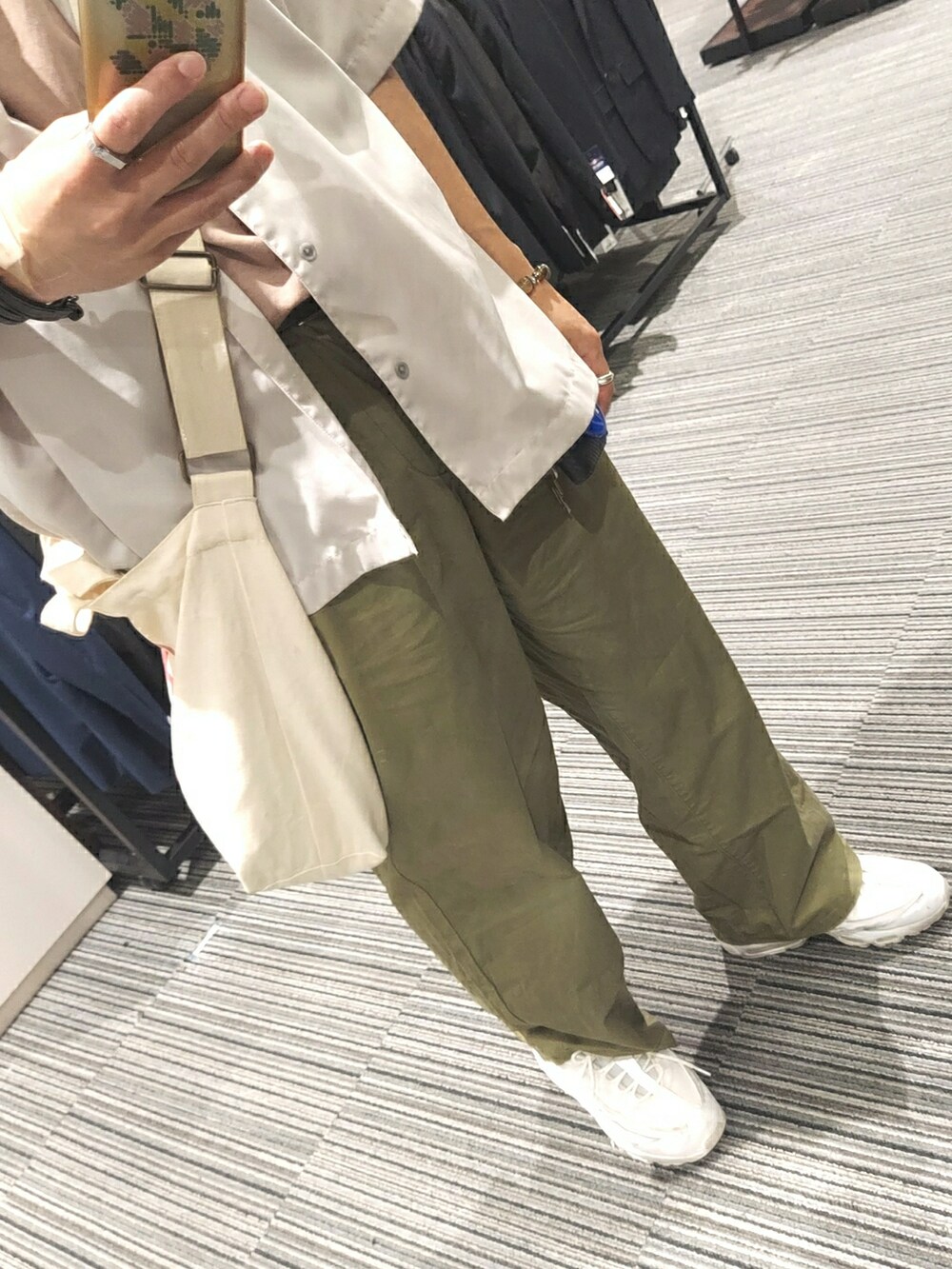 グリーン系のパンツ、ホワイト系のスニーカー、ホワイト系のシャツ/ブラウスを着用したメンズの夏コーディネートの3枚目の写真