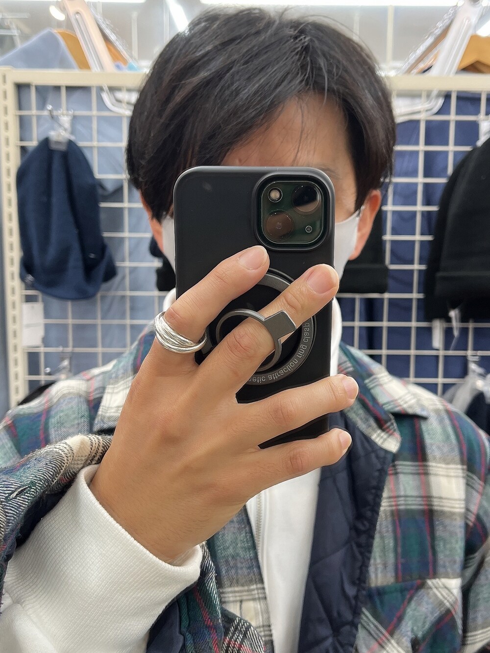 ブルー系のデニムパンツ、ブラック系のスニーカー、その他のシャツ/ブラウスを着用したメンズの秋コーディネートの4枚目の写真