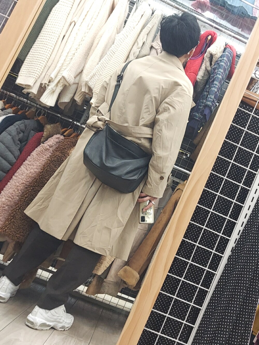 グリーン系のシャツ/ブラウス、ブラウン系のパンツ、ホワイト系のスニーカーを着用したメンズの冬コーディネートの2枚目の写真