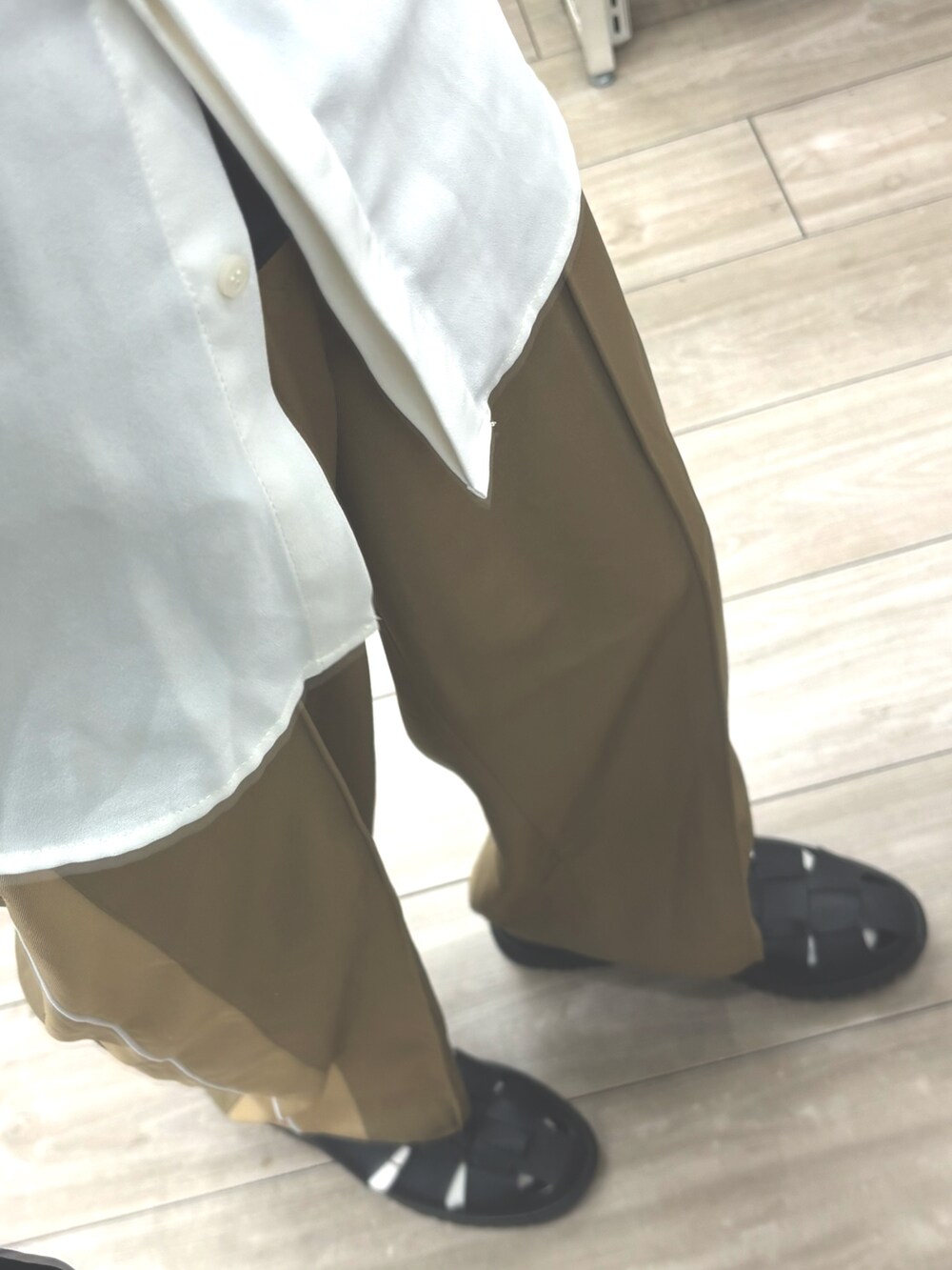 ブルー系のショルダーバッグ、ベージュ系のパンツ、ホワイト系のシャツ/ブラウスを着用したメンズの夏コーディネートの3枚目の写真