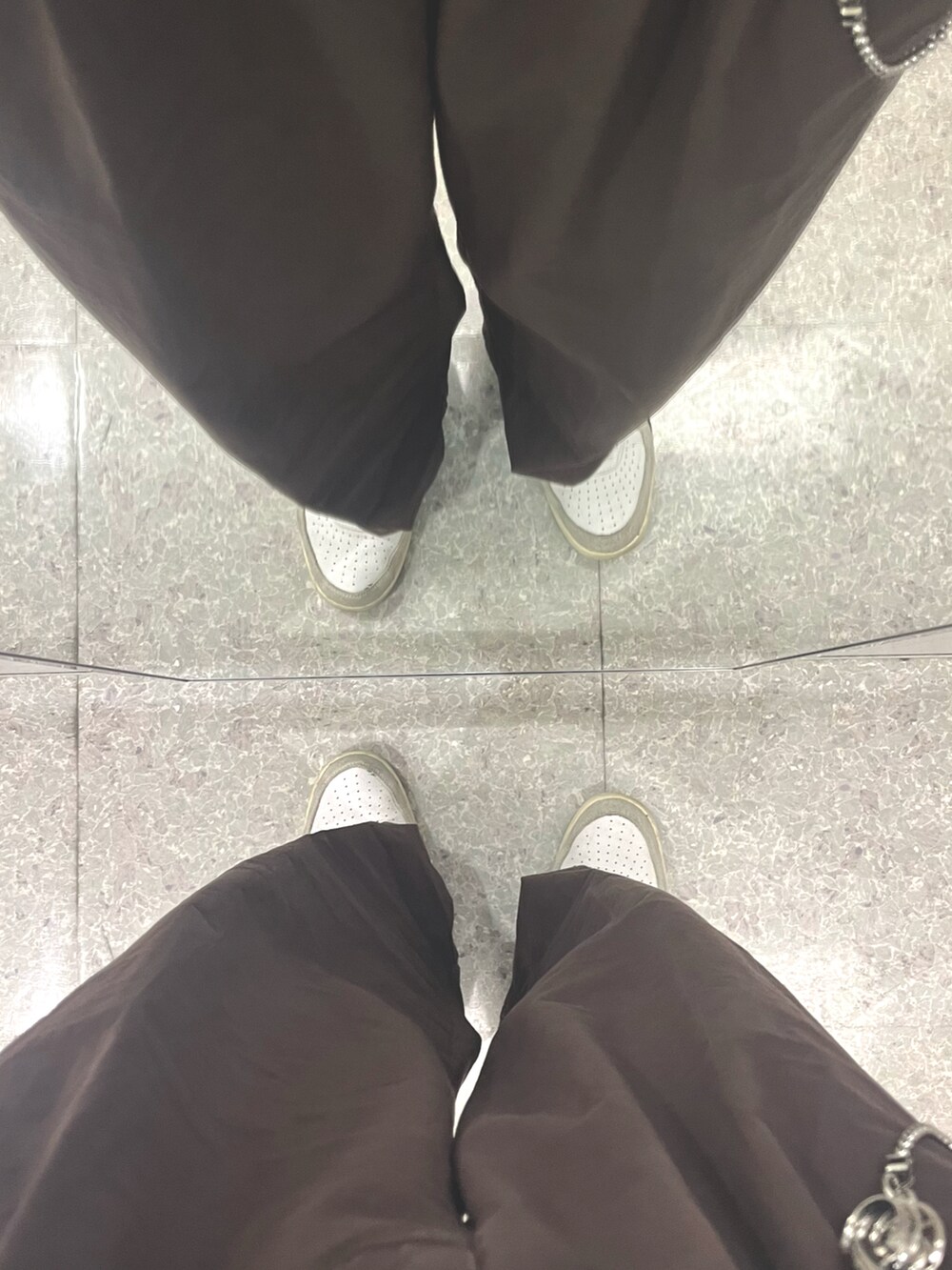 ホワイト系のスニーカー、パープル系のパンツ、ホワイト系のシャツ/ブラウスを着用したメンズの春コーディネートの5枚目の写真