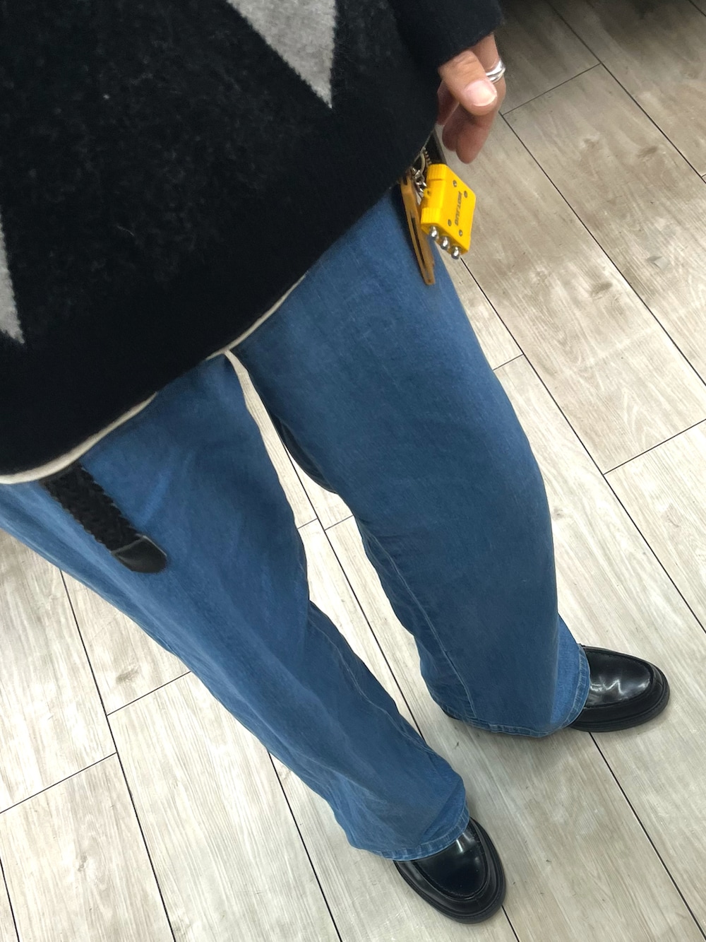 ブルー系のデニムパンツ、ブラック系のローファー、ホワイト系のニット/セーターを着用したメンズの冬コーディネートの3枚目の写真