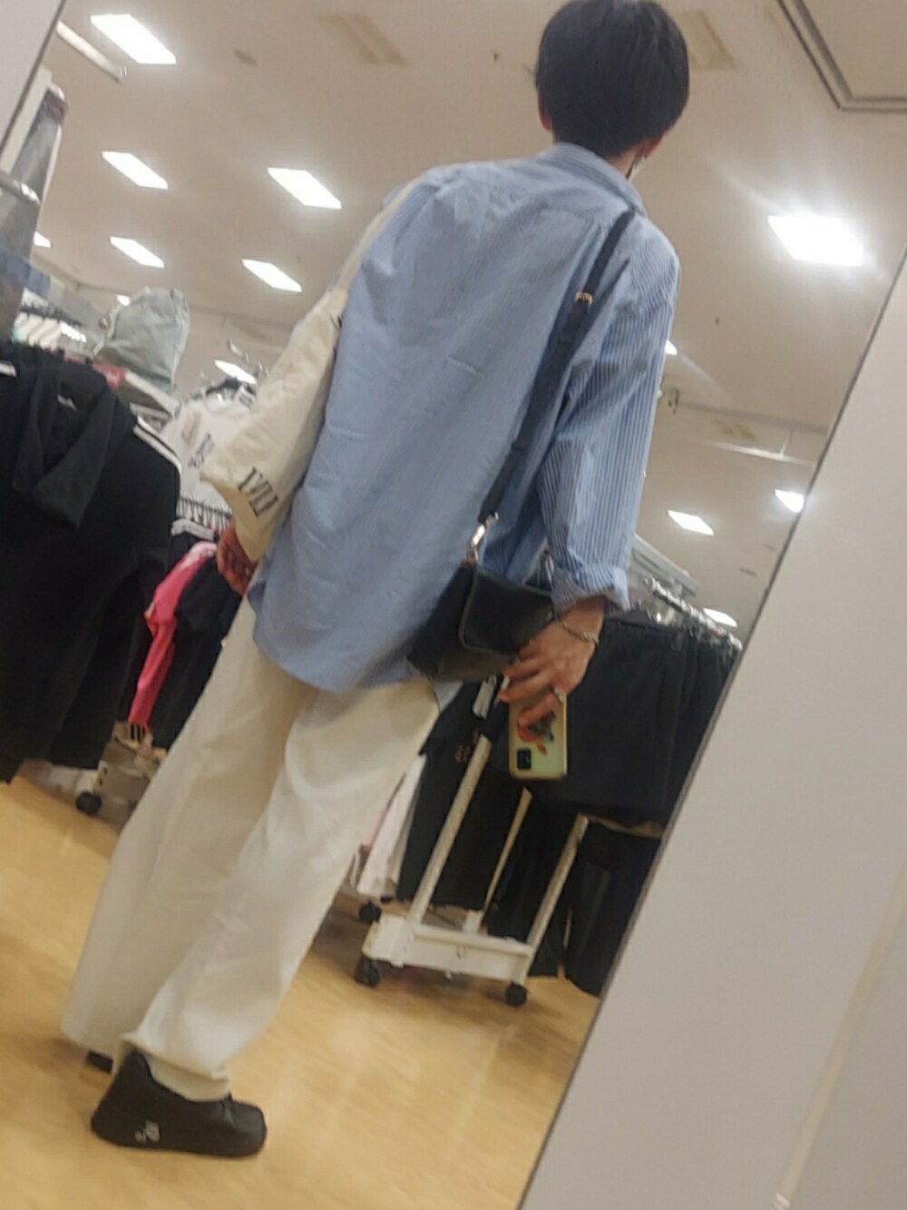 ホワイト系のパンツ、ブラック系のローファー、ブラック系のTシャツ/カットソーを着用したメンズの秋コーディネートの2枚目の写真