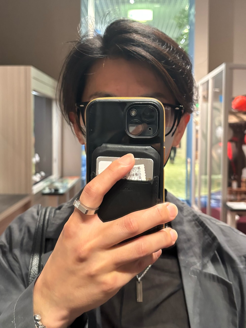 ブラック系のTシャツ/カットソー、グレー系のテーラードジャケット、ブラック系のデニムパンツを着用したメンズの夏コーディネートの4枚目の写真