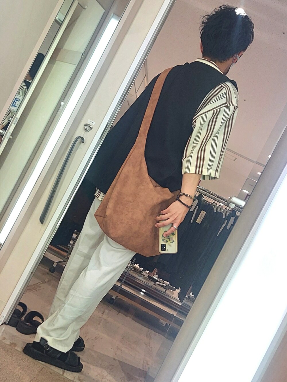 ホワイト系のパンツ、ブラック系のサンダル、ベージュ系のシャツ/ブラウスを着用したメンズの夏コーディネートの2枚目の写真