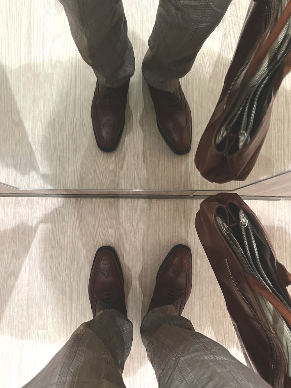 ブラウン系のその他パンツ、ブラウン系のドレスシューズ、ホワイト系のシャツ/ブラウスを着用したメンズの秋コーディネートの5枚目の写真