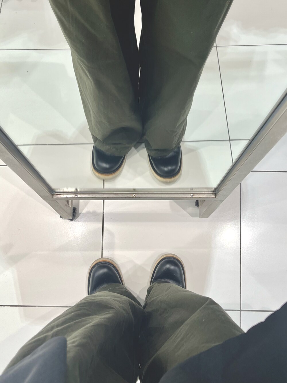 ブラック系のブーツ、ブラック系のテーラードジャケット、ホワイト系のシャツ/ブラウスを着用したメンズの冬コーディネートの5枚目の写真