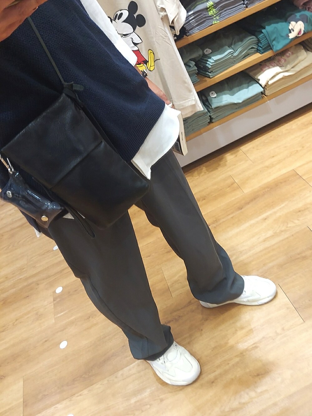 ブルー系のパンツ、ホワイト系のスニーカー、ブルー系のベストを着用したメンズの春コーディネートの3枚目の写真