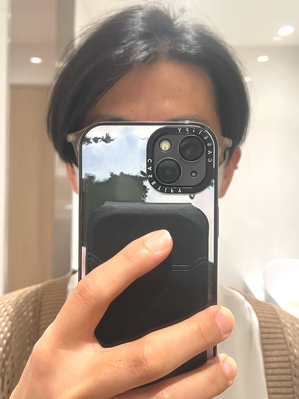 ブラウン系のその他パンツ、ブラウン系のドレスシューズ、ホワイト系のシャツ/ブラウスを着用したメンズの秋コーディネートの4枚目の写真