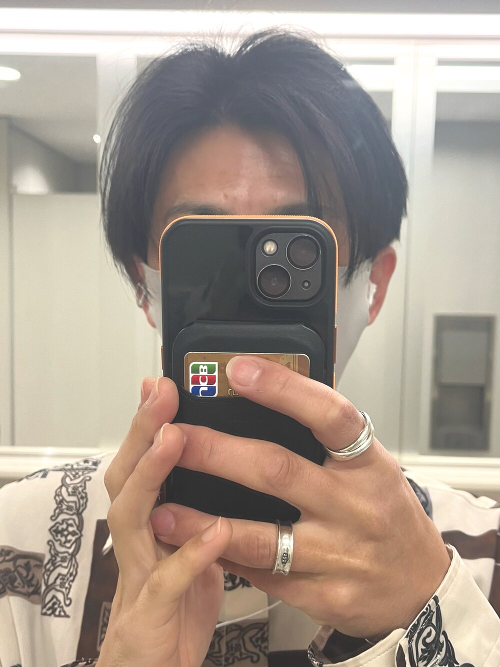 ホワイト系のスニーカー、パープル系のパンツ、ホワイト系のシャツ/ブラウスを着用したメンズの春コーディネートの4枚目の写真