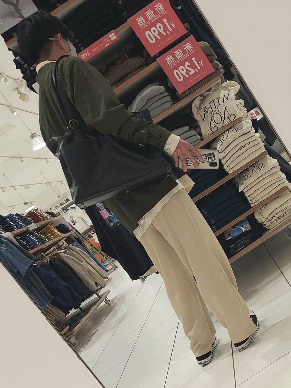 ベージュ系のパンツ、ブラック系のスニーカー、グリーン系のシャツ/ブラウスを着用したメンズの春コーディネートの3枚目の写真