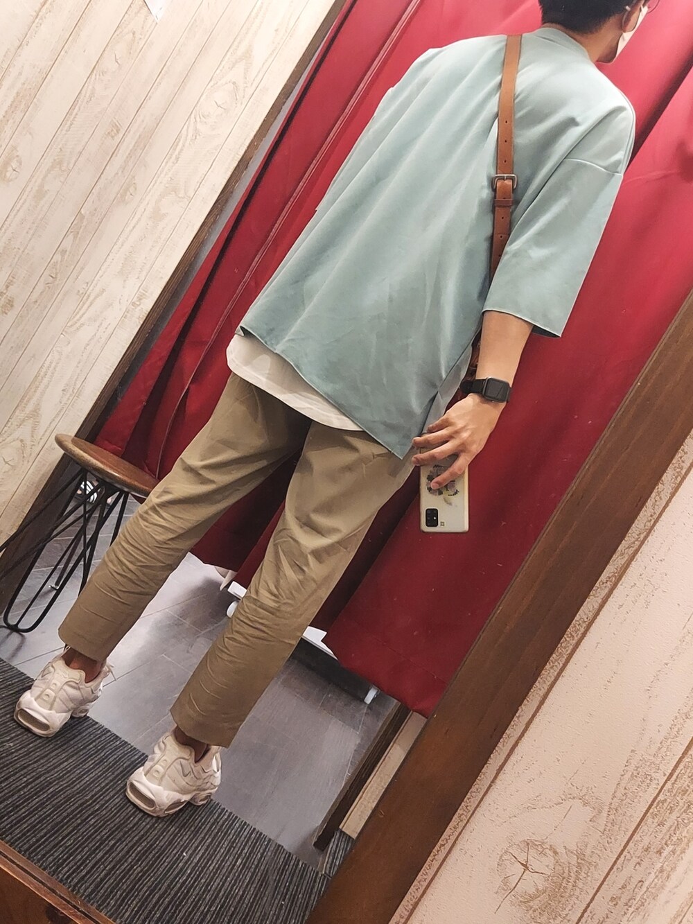 ホワイト系のスニーカー、ベージュ系のスラックス、グリーン系のTシャツ/カットソーを着用したメンズの秋コーディネートの2枚目の写真