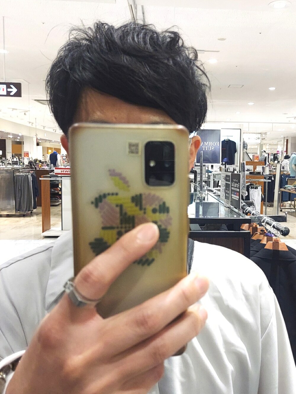 ブルー系のデニムパンツ、ブラック系のサンダル、グレー系のシャツ/ブラウスを着用したメンズの夏コーディネートの4枚目の写真
