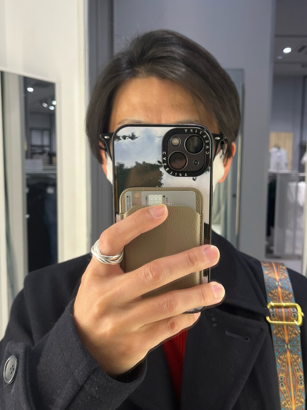 ブラウン系のパンツ、ブラック系のローファー、ブルー系のピーコートを着用したメンズの冬コーディネートの4枚目の写真