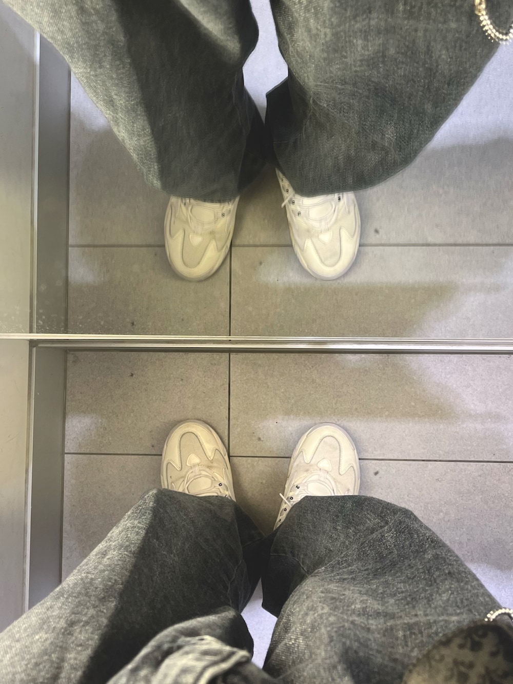 ブラック系のデニムパンツ、ホワイト系のシャツ/ブラウス、その他のブルゾンを着用したメンズの春コーディネートの5枚目の写真