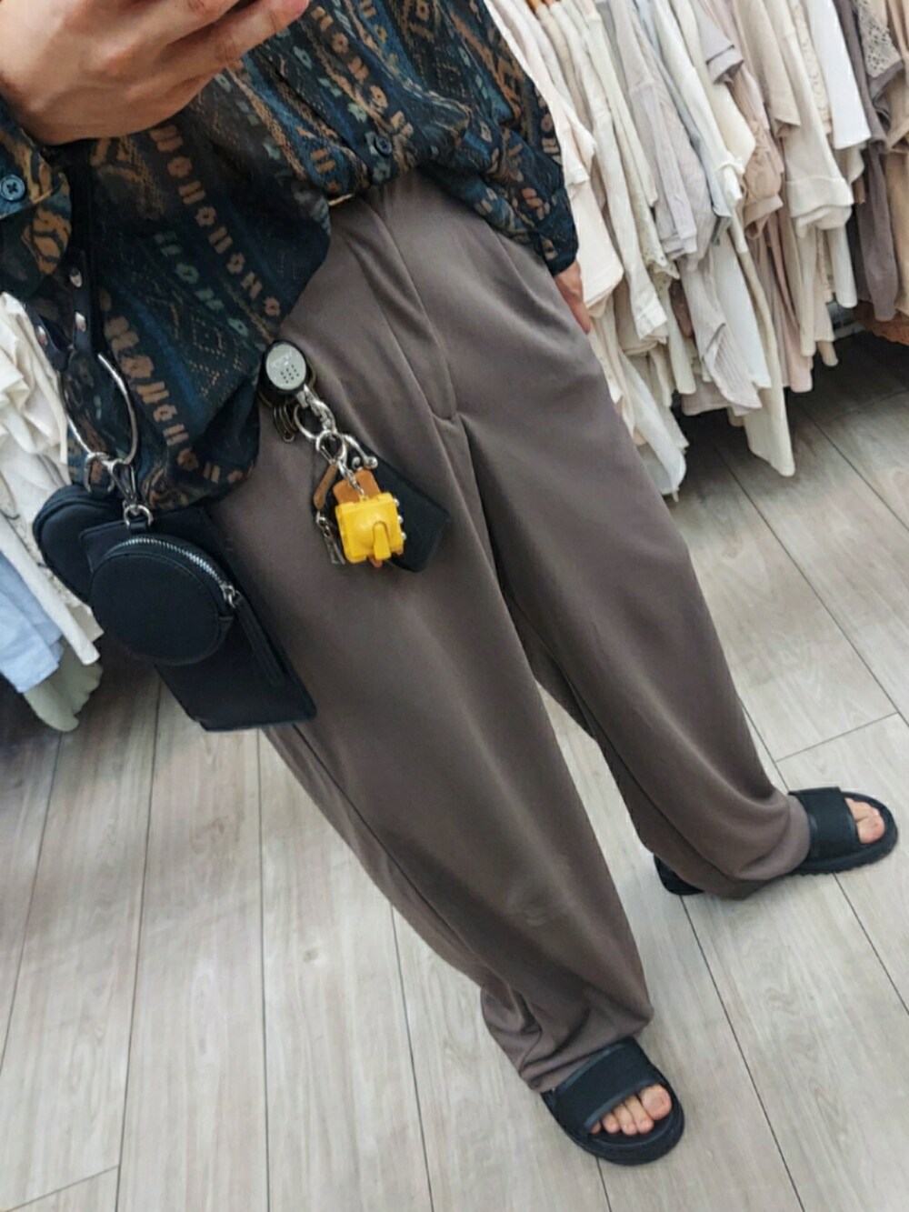 ブラック系のサンダル、ブラウン系のパンツ、その他のシャツ/ブラウスを着用したメンズの夏コーディネートの3枚目の写真
