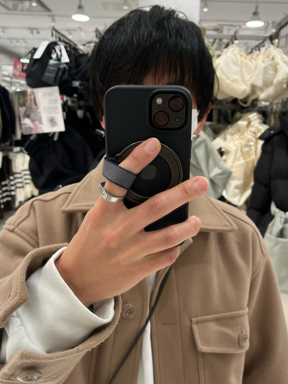 ブラック系のパンツ、ホワイト系のスニーカー、ベージュ系のムートンコートを着用したメンズの冬コーディネートの4枚目の写真