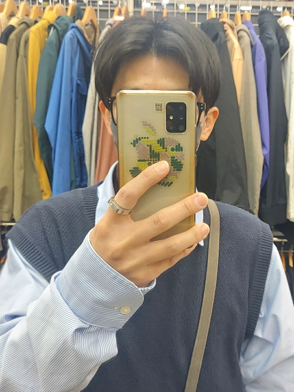 ブラウン系のパンツ、ブラック系のスニーカー、グレー系のショルダーバッグを着用したメンズの春コーディネートの4枚目の写真