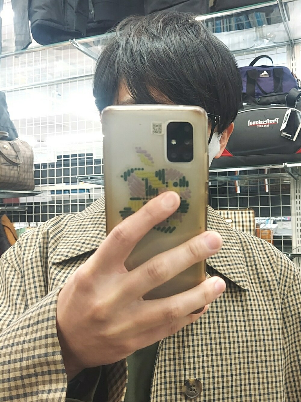 ブラック系のショルダーバッグ、ブラウン系のパンツ、グリーン系のシャツ/ブラウスを着用したメンズの春コーディネートの4枚目の写真