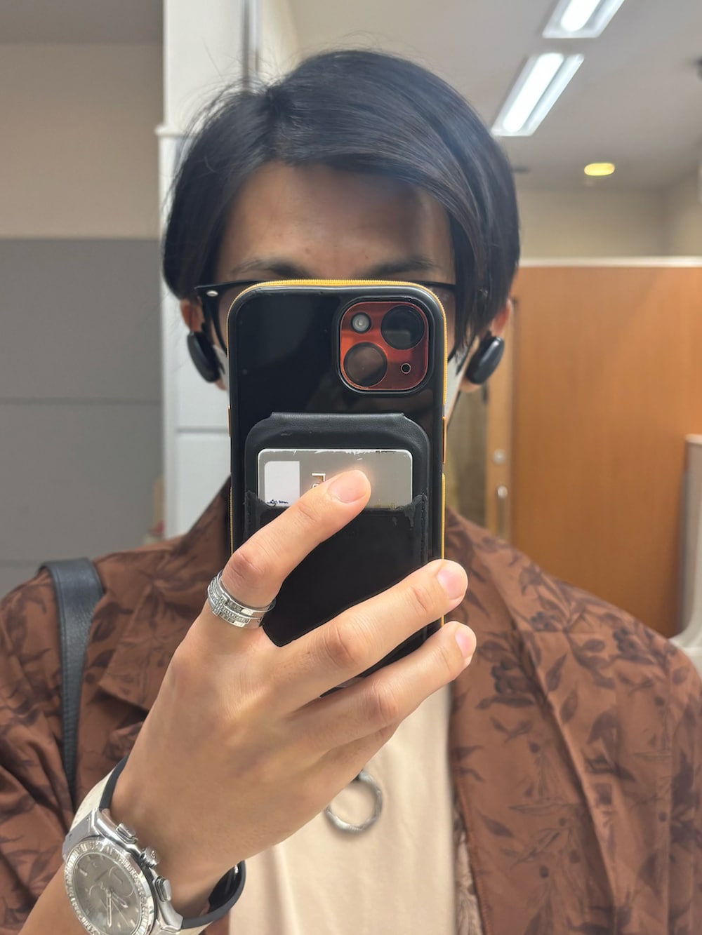 グレー系のスラックス、ベージュ系のタンクトップ、ブラウン系のシャツ/ブラウスを着用したメンズの秋コーディネートの4枚目の写真