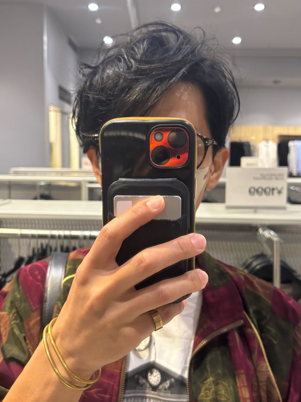 ブラック系のドレスシューズ、ホワイト系のTシャツ/カットソー、その他のジャケット/アウターを着用したメンズの秋コーディネートの4枚目の写真