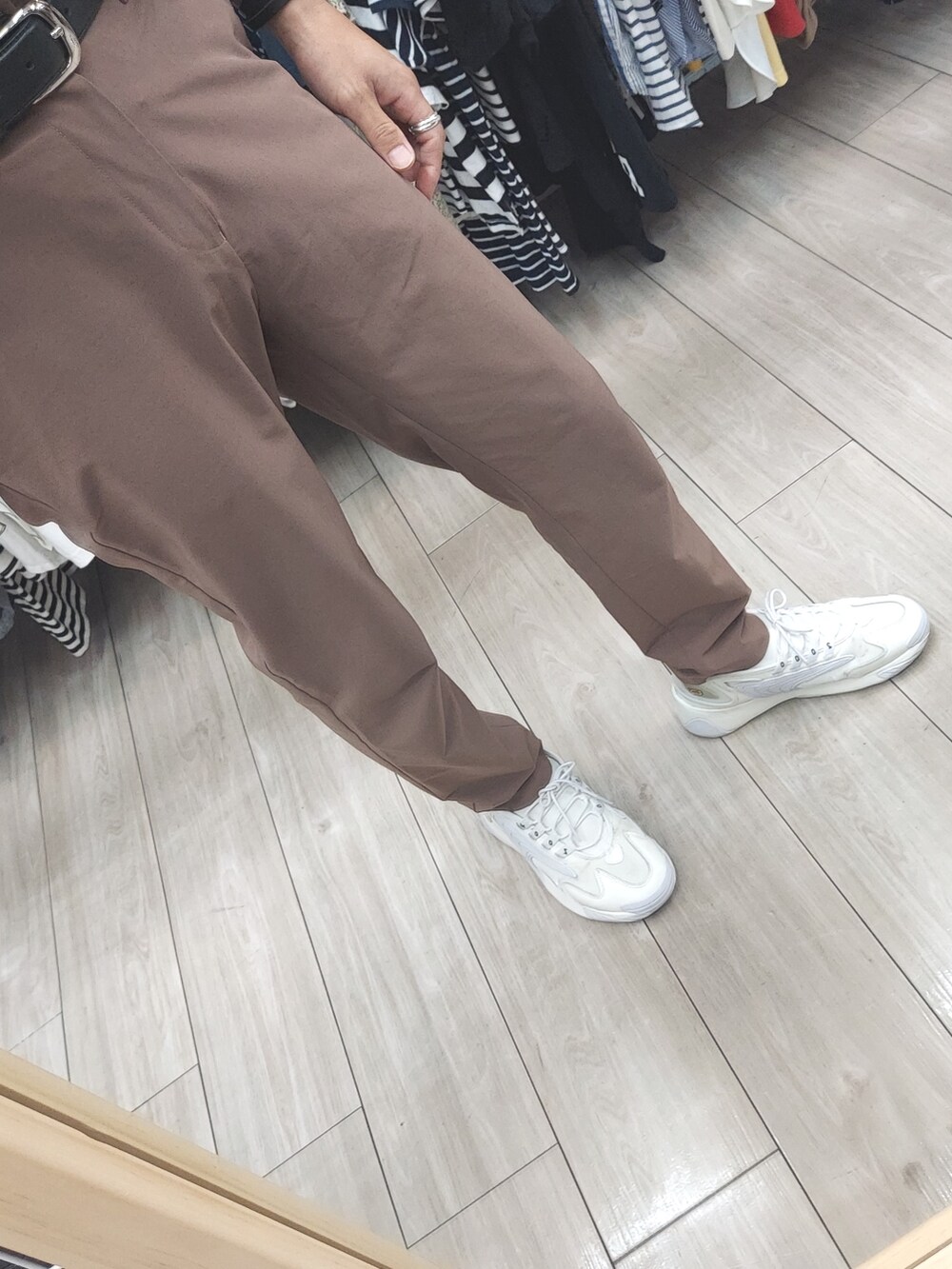 その他のスラックス、ホワイト系のスニーカー、ホワイト系のシャツ/ブラウスを着用したメンズの夏コーディネートの3枚目の写真