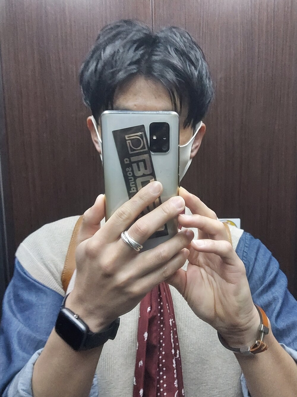 ブラック系のサンダル、グレー系のスラックス、ベージュ系のベストを着用したメンズの春コーディネートの5枚目の写真