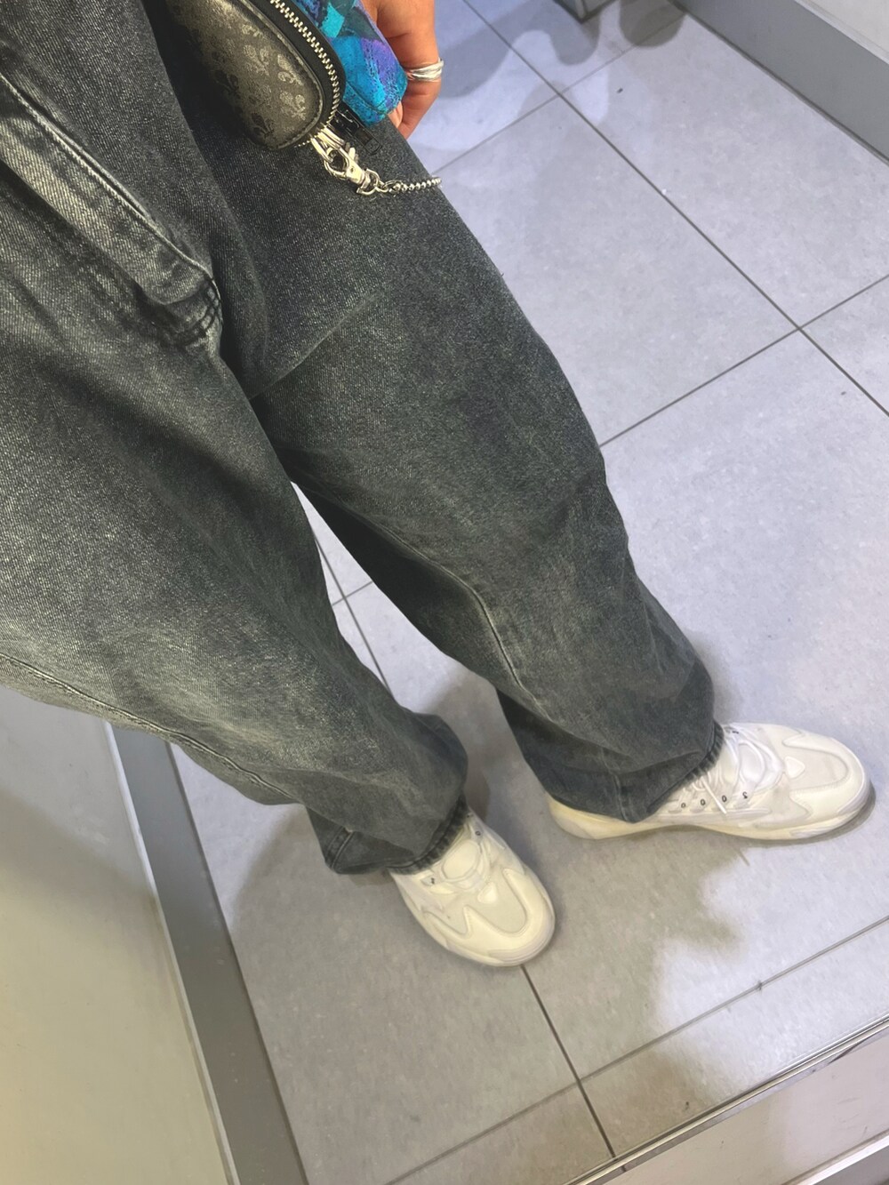 ブラック系のデニムパンツ、ホワイト系のシャツ/ブラウス、その他のブルゾンを着用したメンズの春コーディネートの3枚目の写真