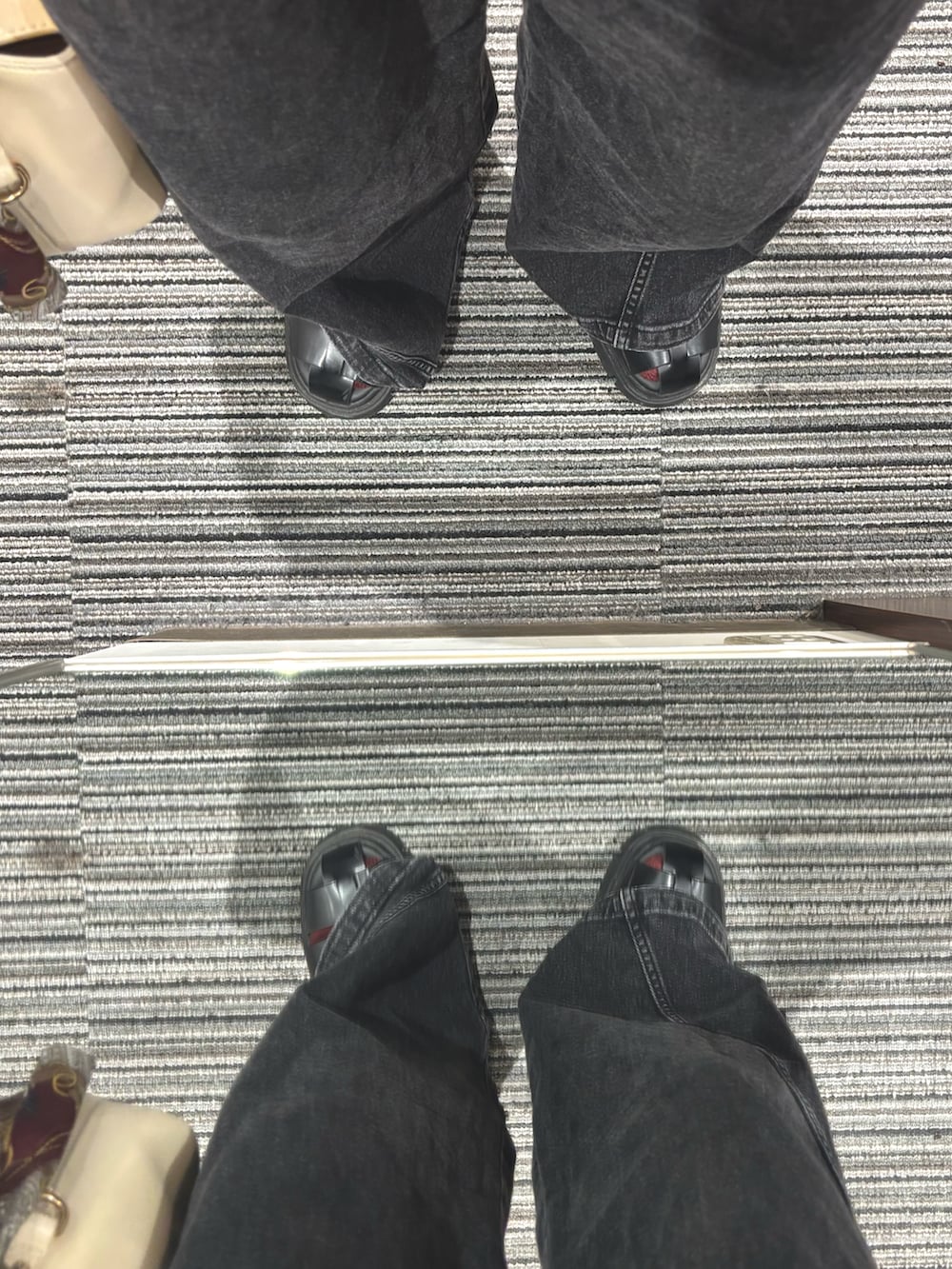 レッド系のシャツ/ブラウス、ブラック系のデニムパンツ、ベージュ系のハンドバッグを着用したメンズの夏コーディネートの5枚目の写真