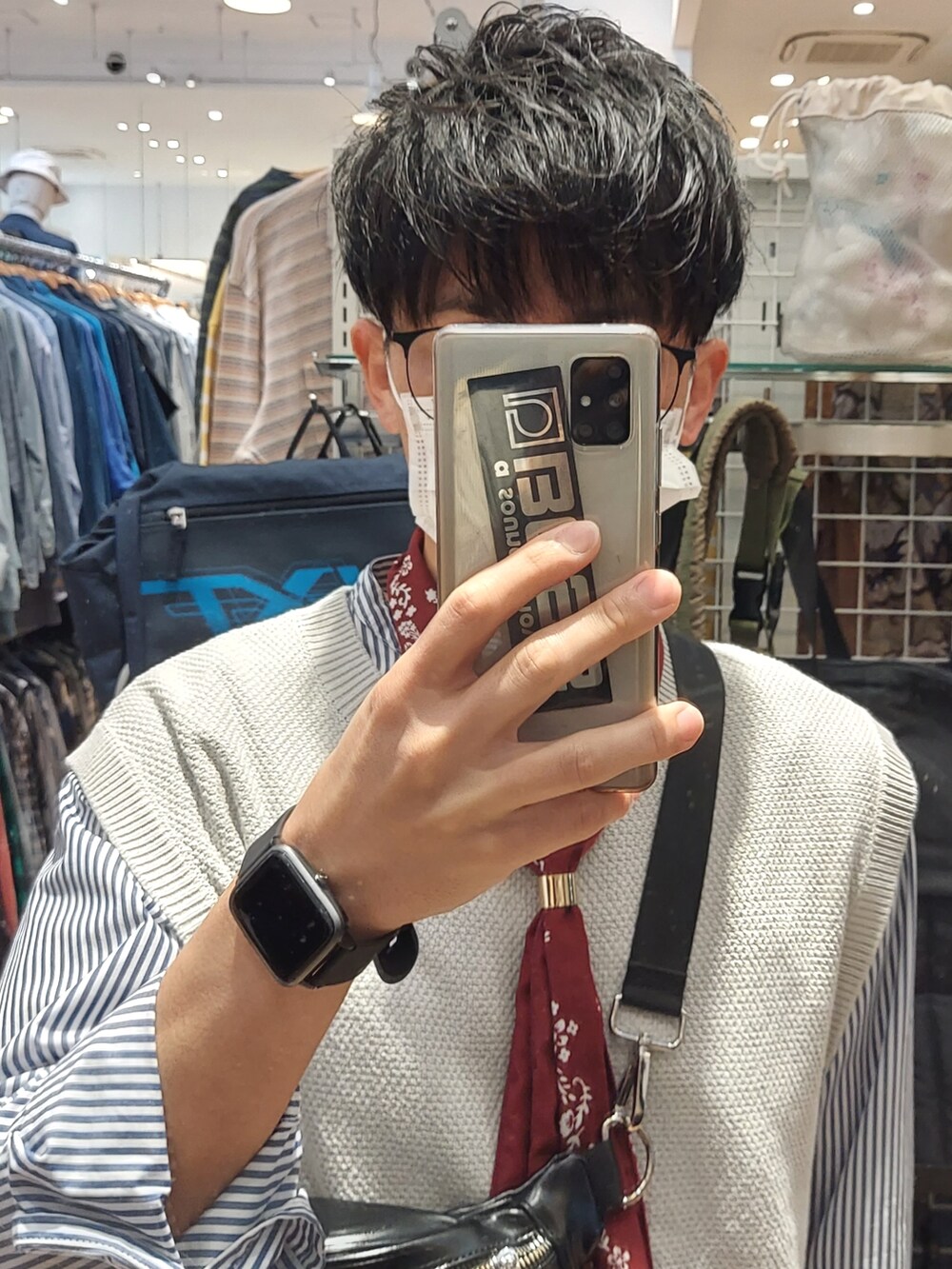 ホワイト系のスニーカー、ベージュ系のスラックス、その他のシャツ/ブラウスを着用したメンズの春コーディネートの4枚目の写真