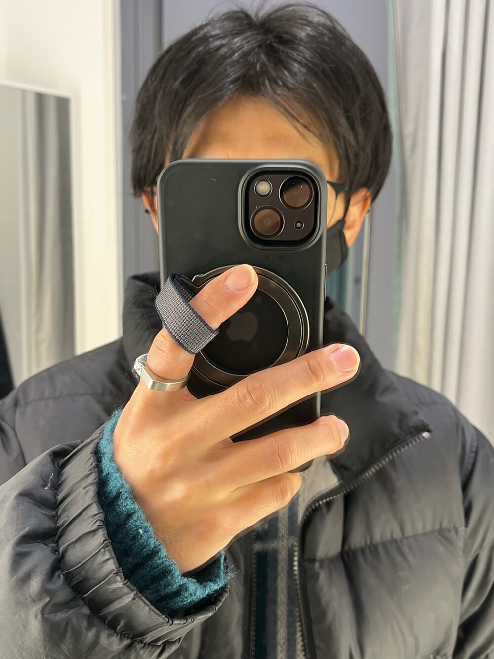 「新星WEARISTAにエントリー、ニツト、グリーンニット、グリーンチェックニット、コーデュロイパンツ、休日スタイル、冬コーデ、ダウン、ダウンジャケット、ゆるコーデ、ざっくりニット、ショルダーバッグ、レイヤードスタイル、キレイめコーデ、韓国ファッション」｜「WEGOのアイテム（ニット/セーター、グリーン系）」を使った、xi(相互)さん（メンズ・171cm）の冬コーディネートの4枚目の写真