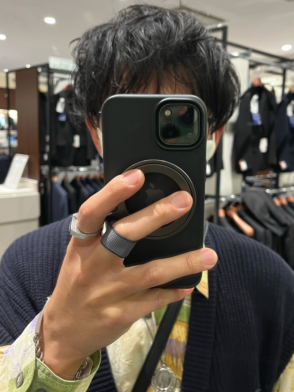 ブルー系のパンツ、ブラック系のローファー、ブルー系のベストを着用したメンズの秋コーディネートの4枚目の写真