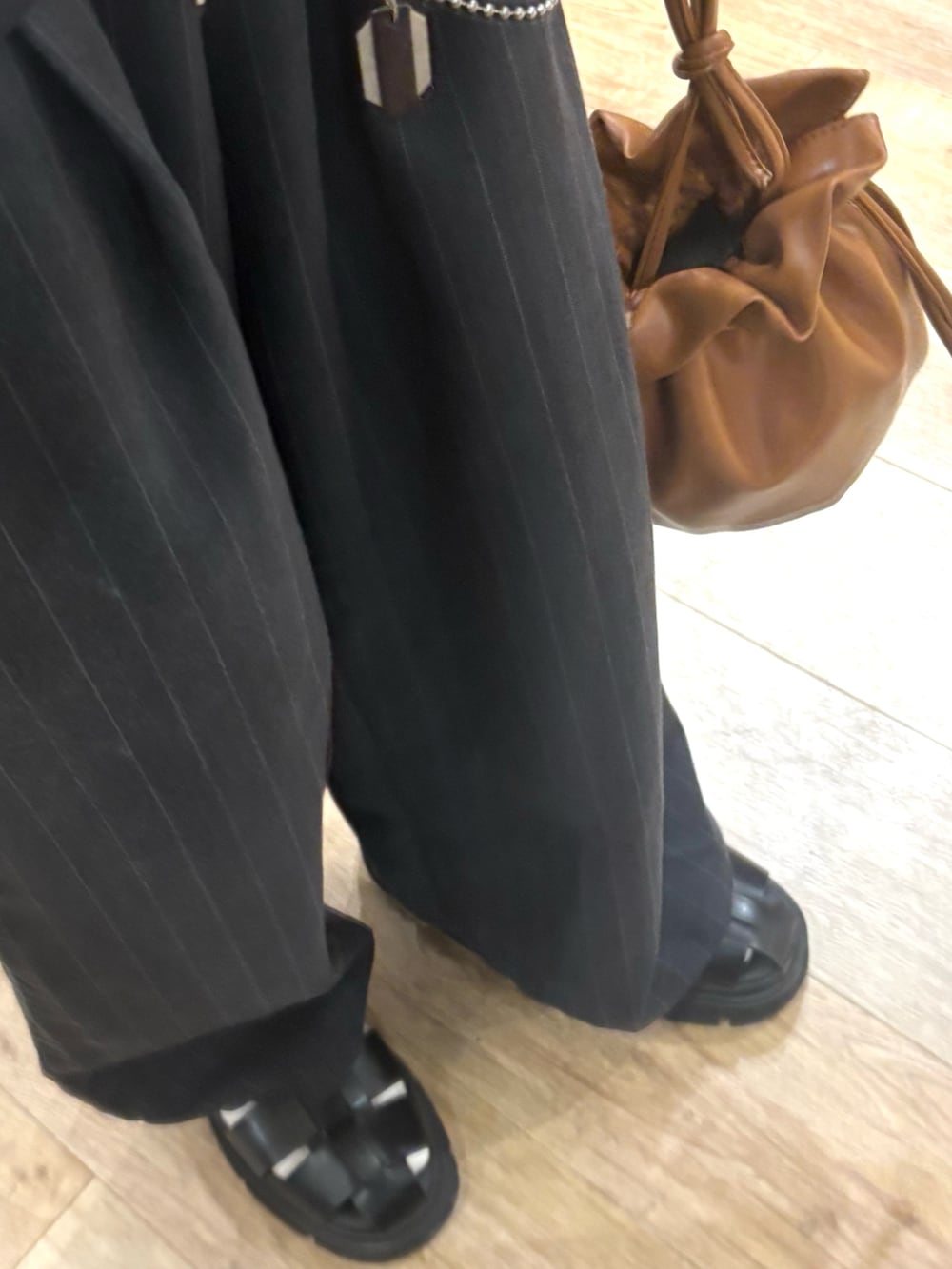 ブラウン系のショルダーバッグ、ブラック系のTシャツ/カットソー、ブルー系のその他パンツを着用したメンズの夏コーディネートの3枚目の写真