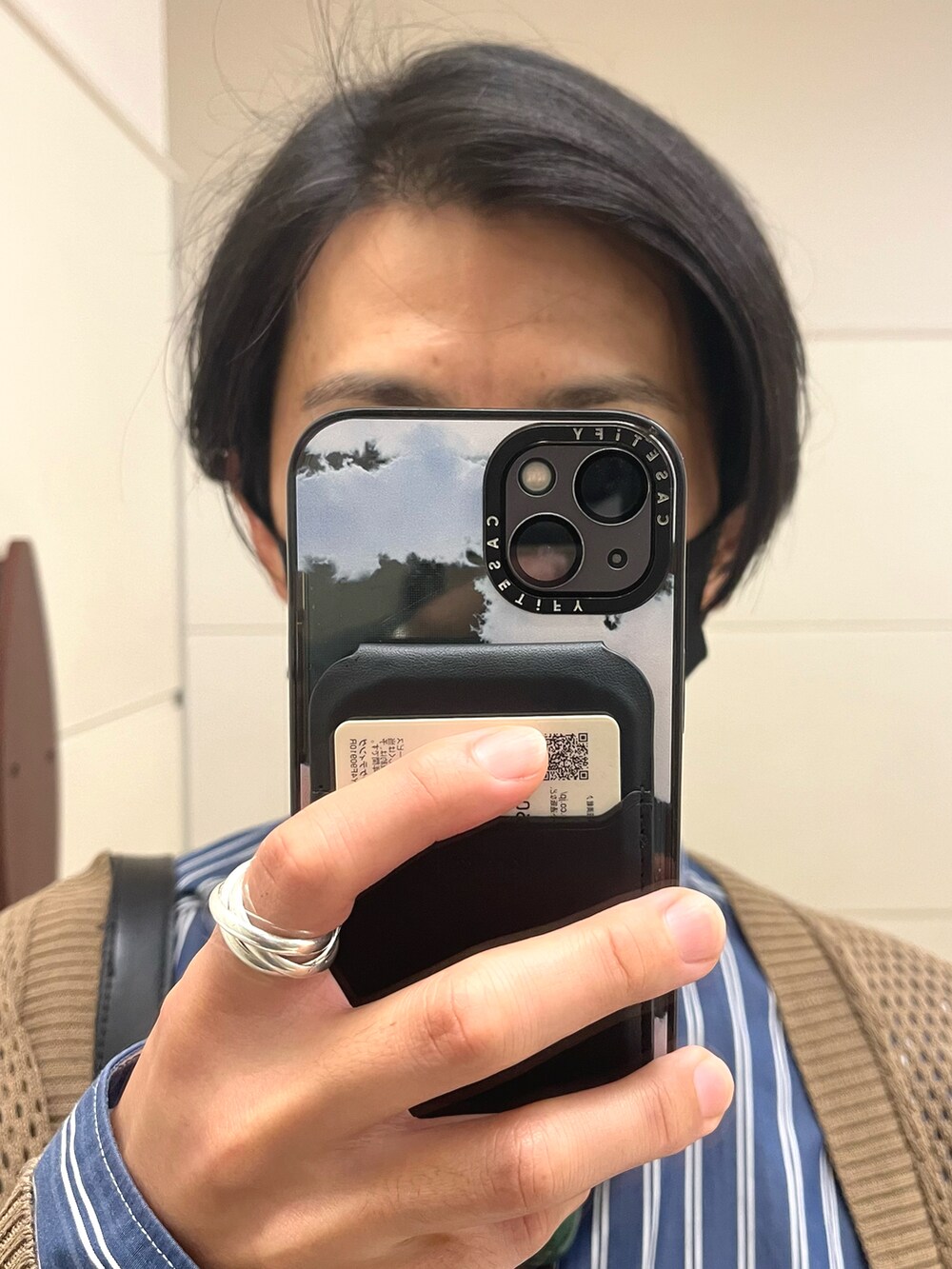 グリーン系のパンツ、ブラック系のスニーカー、ブルー系のシャツ/ブラウスを着用したメンズの秋コーディネートの4枚目の写真