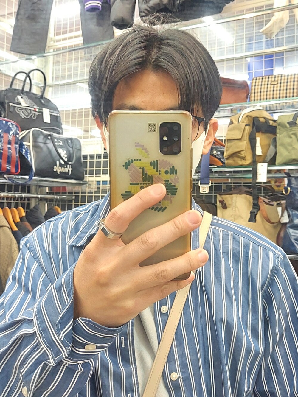 ホワイト系のスニーカー、ベージュ系のパンツ、ホワイト系のボディバッグ/ウエストポーチを着用したメンズの春コーディネートの4枚目の写真