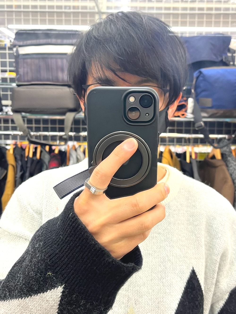 ブルー系のデニムパンツ、ブラック系のローファー、ホワイト系のニット/セーターを着用したメンズの冬コーディネートの4枚目の写真