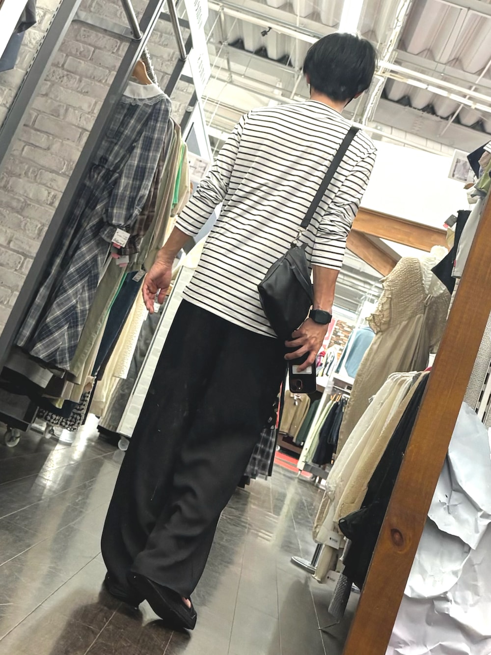 ホワイト系のTシャツ/カットソー、ブラック系のパンツ、ブラック系のボディバッグ/ウエストポーチを着用したメンズの夏コーディネートの2枚目の写真