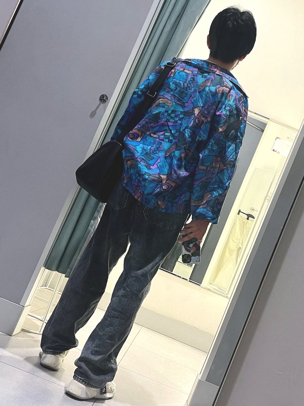 ブラック系のデニムパンツ、ホワイト系のシャツ/ブラウス、その他のブルゾンを着用したメンズの春コーディネートの2枚目の写真